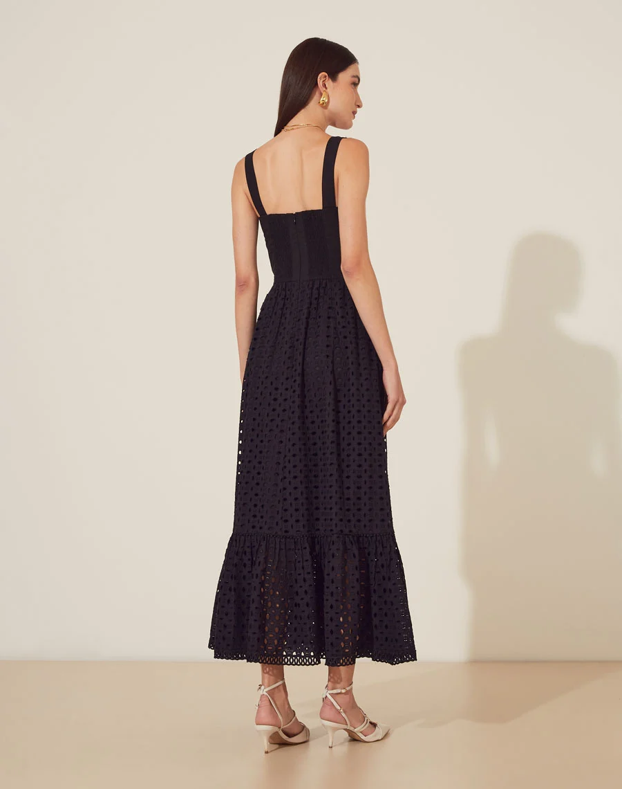 Vestido Midi Massena é confeccionado em laise, um tecido delicado e cheio de charme. <br/>
A peça possui alças largas, decote coração e silhueta acinturada, proporcionando um visual feminino. <br/>
O comprimento midi e o babado na barra conferem movimento e leveza ao vestido. <br/>
Ideal para ocasiões especiais ou para um look casual chique. <br/>