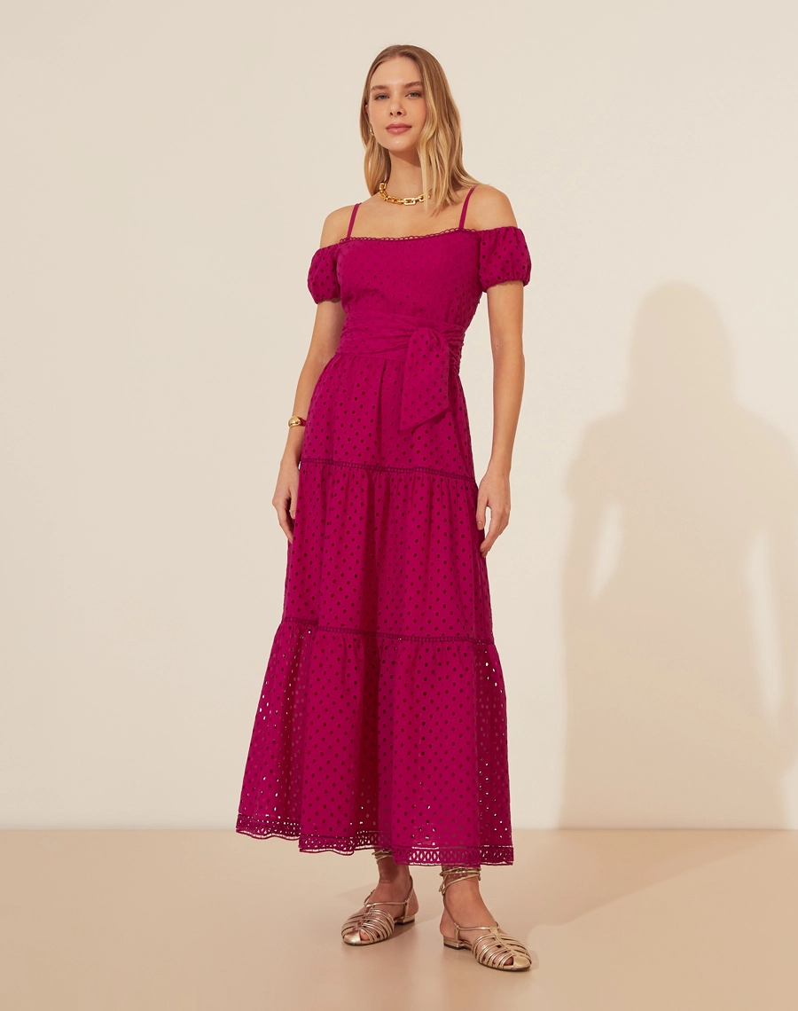 Vestido Midi Grimaud confeccionado em Laise delicada que combina toque macio e frescor. <br/>
Este modelo possui um fechamento com zíper invisível lateral, garantindo um ajuste discreto. <br/>
Com lastex nas costas, proporciona maior conforto e flexibilidade ao vestir. <br/>
O forro de viscose assegura leveza e suavidade ao toque, ideal para dias mais quentes.<br/>