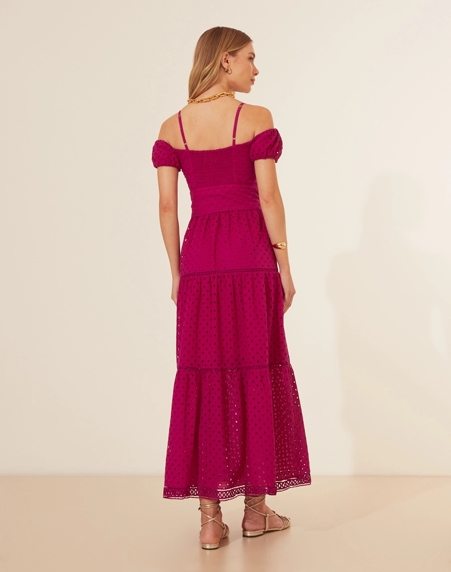 Vestido Midi Grimaud confeccionado em Laise delicada que combina toque macio e frescor. <br/>
Este modelo possui um fechamento com zíper invisível lateral, garantindo um ajuste discreto. <br/>
Com lastex nas costas, proporciona maior conforto e flexibilidade ao vestir. <br/>
O forro de viscose assegura leveza e suavidade ao toque, ideal para dias mais quentes.<br/>