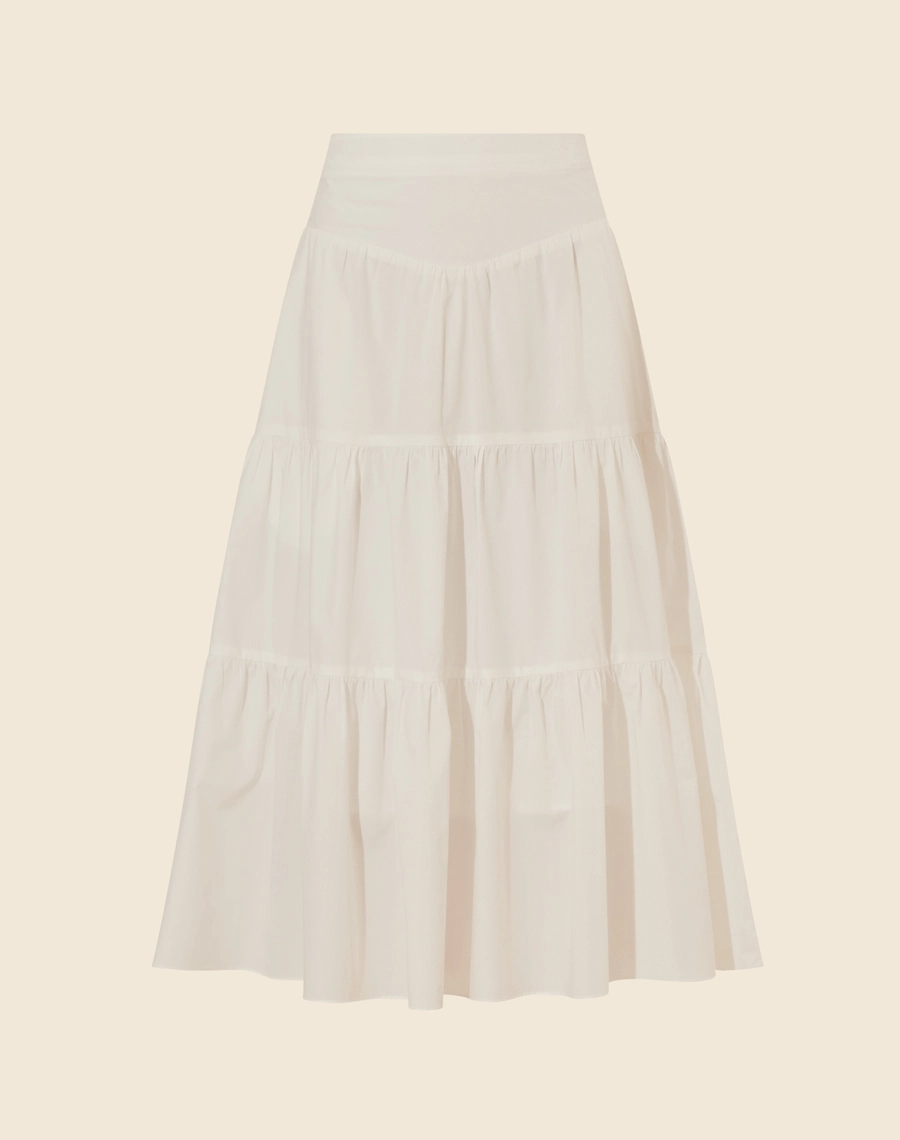 Saia Midi Cannes é confeccionada em Tricoline de alta qualidade, com um forro de algodão que garante conforto. <br/>
O design inclui babados estilo 3 marias, adicionando movimento e charme ao look. <br/>
Seu fechamento é por zíper invísivel lateral.<br/>
Ideal para diversas ocasiões, esta peça é um must-have no guarda-roupa de qualquer mulher.<br/>