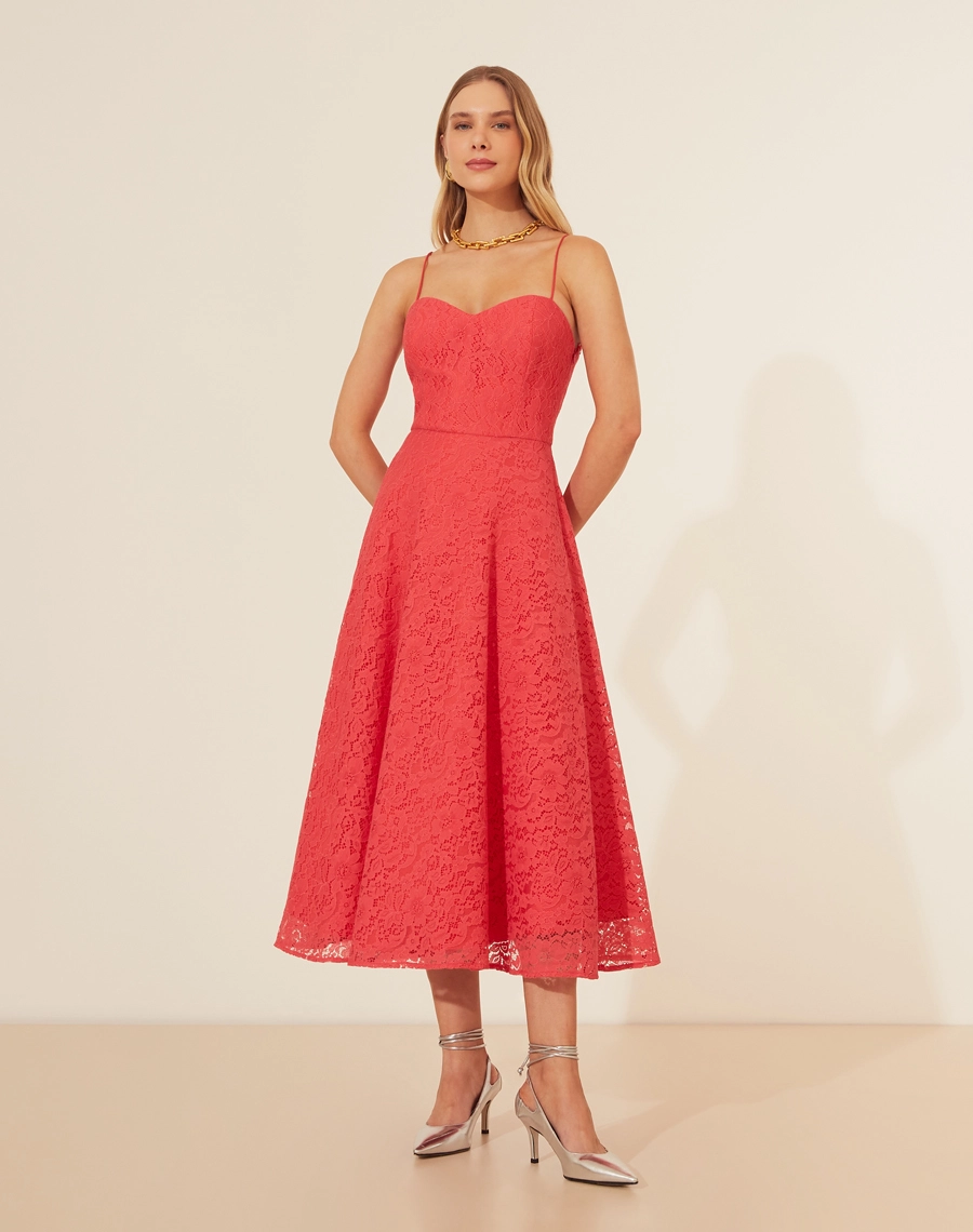 Vestido Midi Marselha, confeccionado em renda delicada que exala feminilidade e sofisticação.<br/>
Este modelo apresenta um decote coração que valoriza o colo e alças finas para um visual romântico.<br/>
A saia midi com caimento perfeito proporciona um movimento leve e fluido.<br/>
O fechamento por zíper invisível lateral garante um ajuste impecável. <br/>