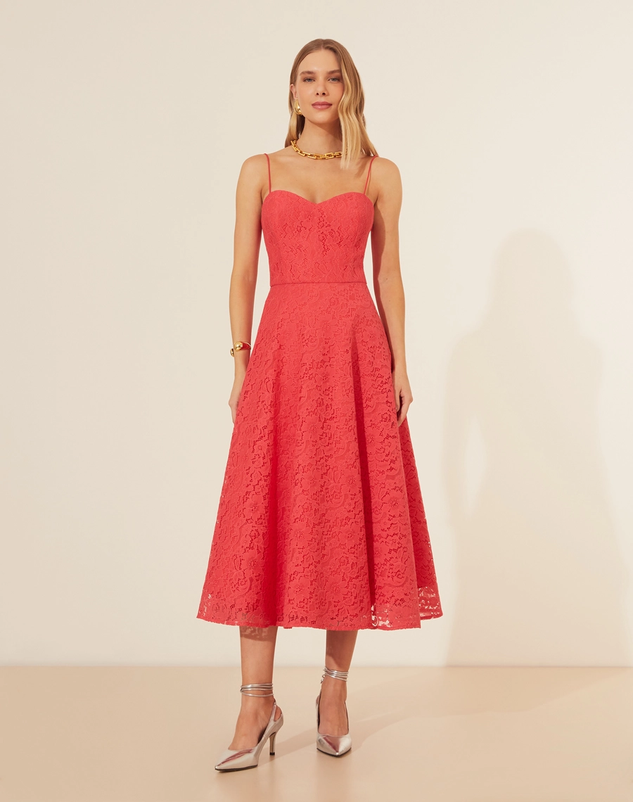 Vestido Midi Marselha, confeccionado em renda delicada que exala feminilidade e sofisticação.<br/>
Este modelo apresenta um decote coração que valoriza o colo e alças finas para um visual romântico.<br/>
A saia midi com caimento perfeito proporciona um movimento leve e fluido.<br/>
O fechamento por zíper invisível lateral garante um ajuste impecável. <br/>