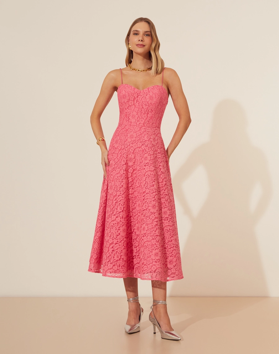 Vestido Midi Marselha, confeccionado em renda delicada que exala feminilidade e sofisticação.<br/>
Este modelo apresenta um decote coração que valoriza o colo e alças finas para um visual romântico.<br/>
A saia midi com caimento perfeito proporciona um movimento leve e fluido.<br/>
O fechamento por zíper invisível lateral garante um ajuste impecável. <br/>