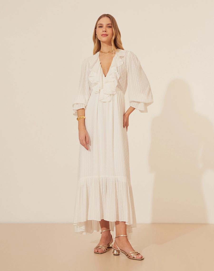 Vestido Midi Hyeres é confeccionado em Viscose, destacando-se pelos delicados detalhes de poá que conferem um toque romântico. <br/>
A peça possui mangas longas com elástico nos punhos, que trazem um volume elegante ao look. <br/>
O decote é adornado com camadas de babados que se estendem até a cintura, criando um visual fluido e feminino. <br/>
A saia, de comprimento midi, é finalizada com uma barra de babados, garantindo movimento e leveza. <br/>
Acompanha forro em viscose para maior conforto e segurança ao vestir.<br/>