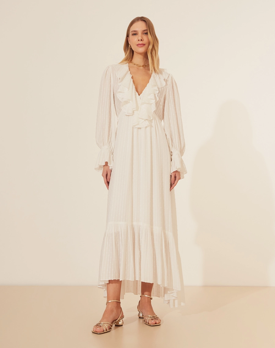 Vestido Midi Hyeres é confeccionado em Viscose, destacando-se pelos delicados detalhes de poá que conferem um toque romântico. <br/>
A peça possui mangas longas com elástico nos punhos, que trazem um volume elegante ao look. <br/>
O decote é adornado com camadas de babados que se estendem até a cintura, criando um visual fluido e feminino. <br/>
A saia, de comprimento midi, é finalizada com uma barra de babados, garantindo movimento e leveza. <br/>
Acompanha forro em viscose para maior conforto e segurança ao vestir.<br/>