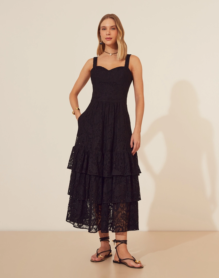 Vestido Midi Chapelle confeccionado em Renda delicada e com um toque vintage ao visual.<br/>
Com decote coração e alças largas, possui recorte nas costas com detalhe de lástex o que proporciona flexibilidade e conforto.<br/>
Sua modelagem acinturada com caimento evasê que valoriza a silhueta com babados.<br/>
Possui forro e seu fechamento é por zíper invisível na lateral.<br/>