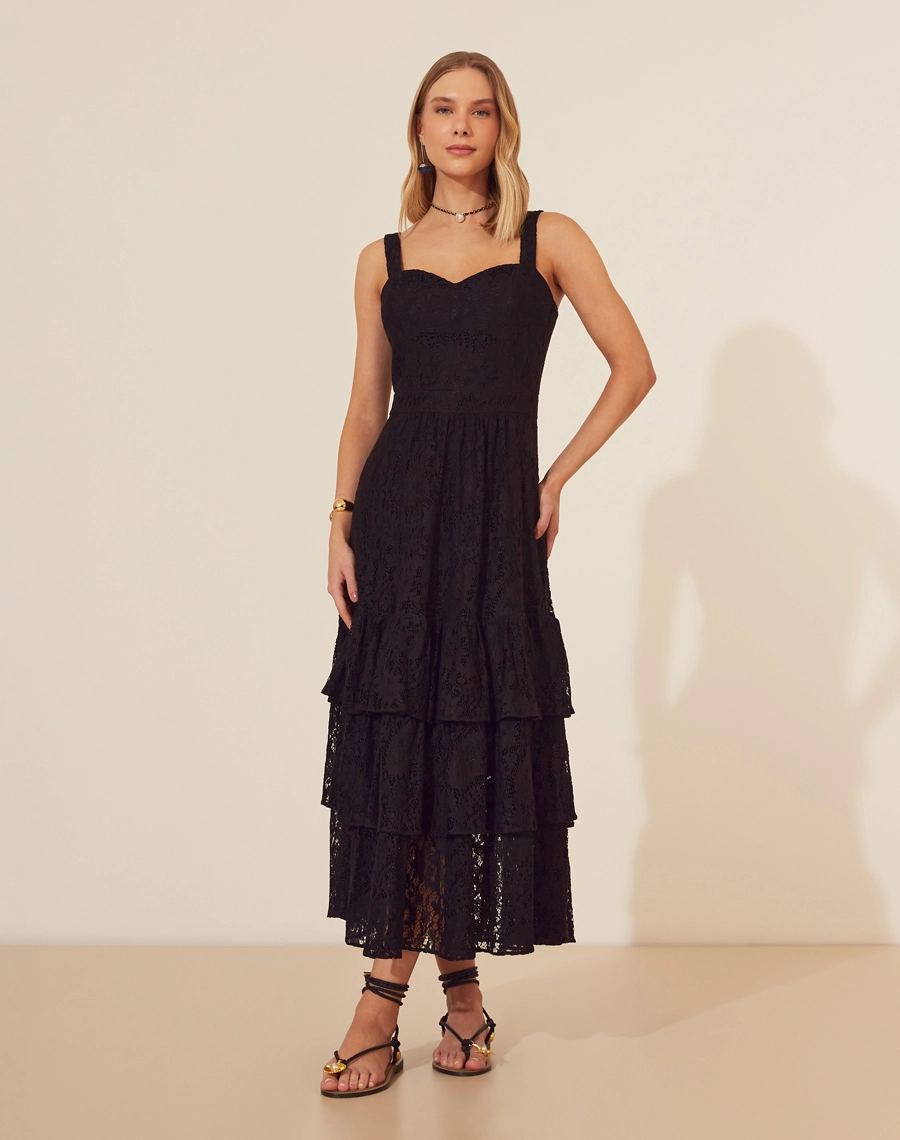 Vestido Midi Chapelle confeccionado em Renda delicada e com um toque vintage ao visual.<br/>
Com decote coração e alças largas, possui recorte nas costas com detalhe de lástex o que proporciona flexibilidade e conforto.<br/>
Sua modelagem acinturada com caimento evasê que valoriza a silhueta com babados.<br/>
Possui forro e seu fechamento é por zíper invisível na lateral.<br/>