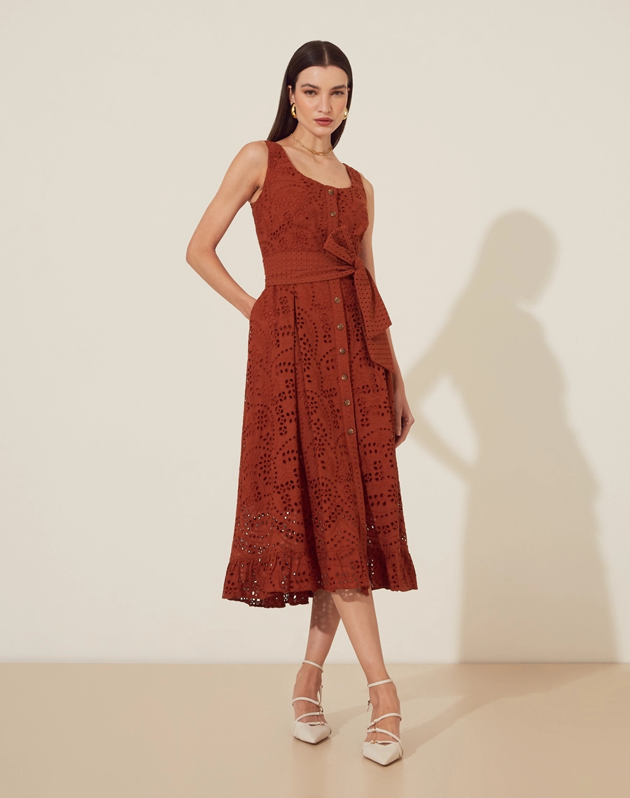 O Vestido Midi Bandol é confeccionado em laise, trazendo textura e frescor em uma modelagem que valoriza a silhueta.<br/>
Com bolsos laterais práticos e uma faixa que destaca a cintura, o modelo oferece um charme singular. <br/>
Os botões tartaruga complementam o visual com um toque natural, tornando-o uma peça versátil para diferentes ocasiões.<br/>