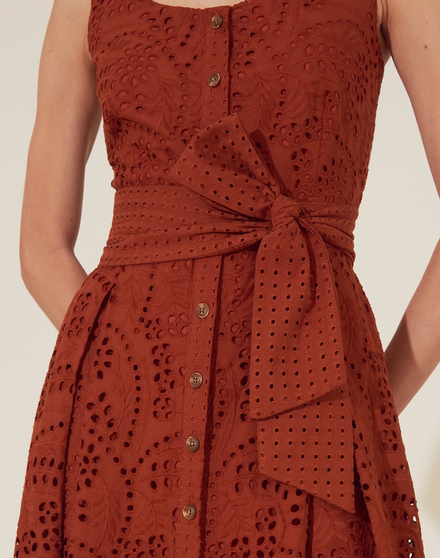 O Vestido Midi Bandol é confeccionado em laise, trazendo textura e frescor em uma modelagem que valoriza a silhueta.<br/>
Com bolsos laterais práticos e uma faixa que destaca a cintura, o modelo oferece um charme singular. <br/>
Os botões tartaruga complementam o visual com um toque natural, tornando-o uma peça versátil para diferentes ocasiões.<br/>