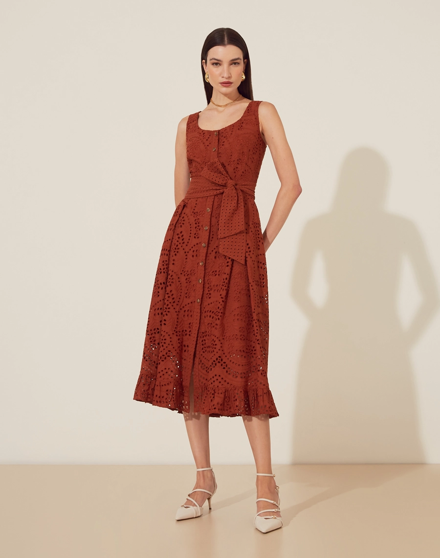 O Vestido Midi Bandol é confeccionado em laise, trazendo textura e frescor em uma modelagem que valoriza a silhueta.<br/>
Com bolsos laterais práticos e uma faixa que destaca a cintura, o modelo oferece um charme singular. <br/>
Os botões tartaruga complementam o visual com um toque natural, tornando-o uma peça versátil para diferentes ocasiões.<br/>