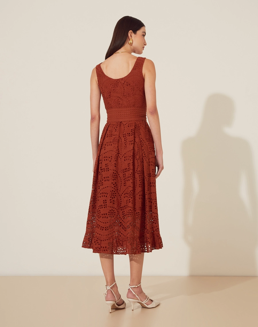 O Vestido Midi Bandol é confeccionado em laise, trazendo textura e frescor em uma modelagem que valoriza a silhueta.<br/>
Com bolsos laterais práticos e uma faixa que destaca a cintura, o modelo oferece um charme singular. <br/>
Os botões tartaruga complementam o visual com um toque natural, tornando-o uma peça versátil para diferentes ocasiões.<br/>