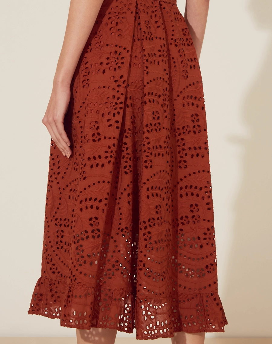 O Vestido Midi Bandol é confeccionado em laise, trazendo textura e frescor em uma modelagem que valoriza a silhueta.<br/>
Com bolsos laterais práticos e uma faixa que destaca a cintura, o modelo oferece um charme singular. <br/>
Os botões tartaruga complementam o visual com um toque natural, tornando-o uma peça versátil para diferentes ocasiões.<br/>