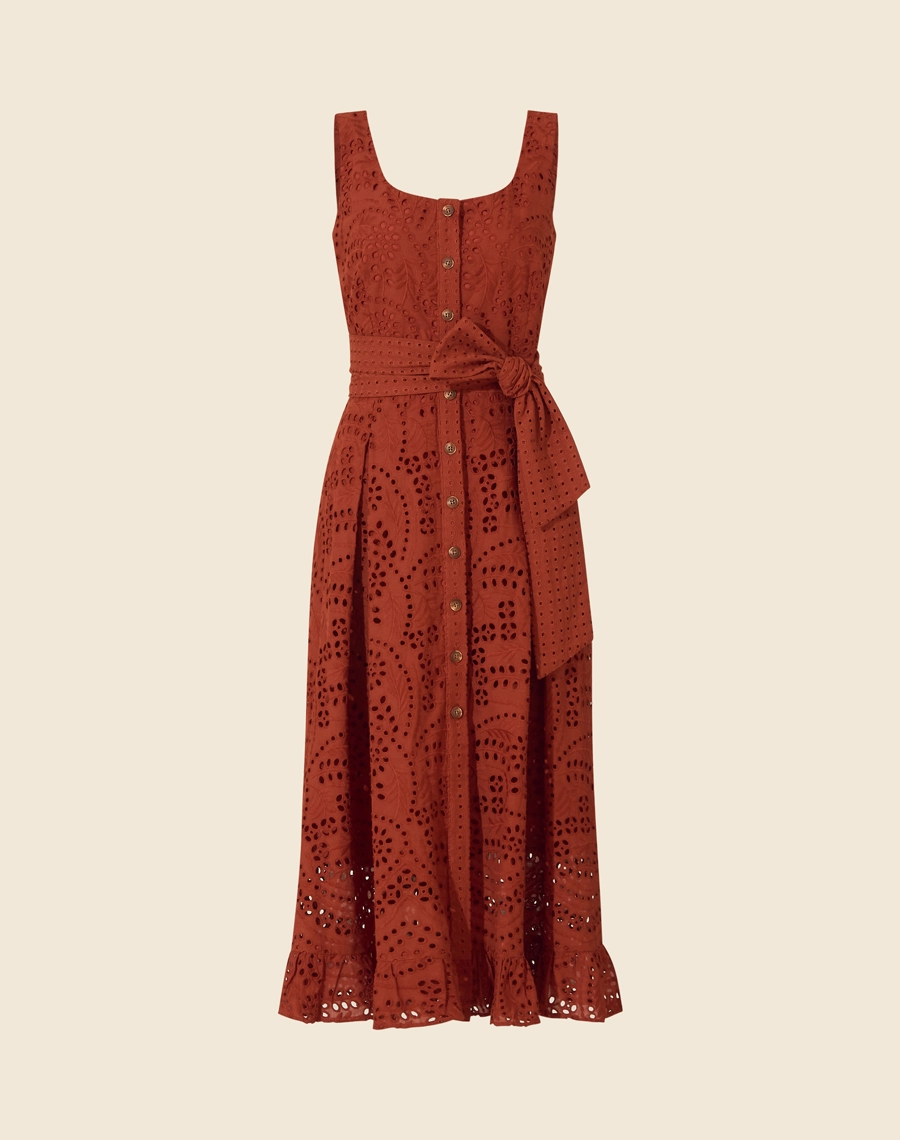 O Vestido Midi Bandol é confeccionado em laise, trazendo textura e frescor em uma modelagem que valoriza a silhueta.<br/>
Com bolsos laterais práticos e uma faixa que destaca a cintura, o modelo oferece um charme singular. <br/>
Os botões tartaruga complementam o visual com um toque natural, tornando-o uma peça versátil para diferentes ocasiões.<br/>