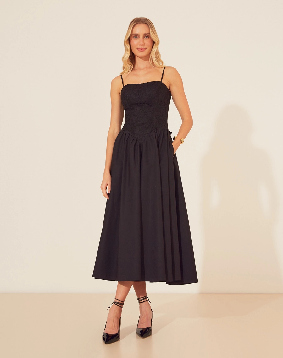 O Vestido Midi Brignoles confeccionado em Renda delicada, ele traz um visual refinado, ideal para eventos especiais. <br/>
O modelo possui alças finas e um zíper nas costas para garantir um ajuste impecável.<br/>
Além disso, o detalhe de amarração nas costas adiciona um toque diferenciado e moderno, fazendo deste vestido um destaque em qualquer ocasião. <br/>
Com um caimento fluido e cintura marcada que valoriza a silhueta, proporcionando conforto e estilo. <br/>