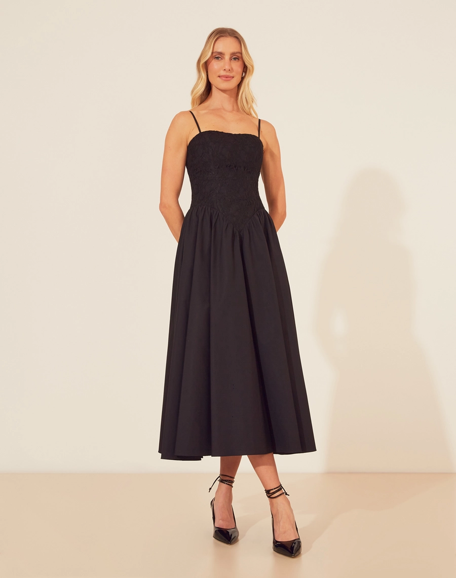 O Vestido Midi Brignoles confeccionado em Renda delicada, ele traz um visual refinado, ideal para eventos especiais. <br/>
O modelo possui alças finas e um zíper nas costas para garantir um ajuste impecável.<br/>
Além disso, o detalhe de amarração nas costas adiciona um toque diferenciado e moderno, fazendo deste vestido um destaque em qualquer ocasião. <br/>
Com um caimento fluido e cintura marcada que valoriza a silhueta, proporcionando conforto e estilo. <br/>