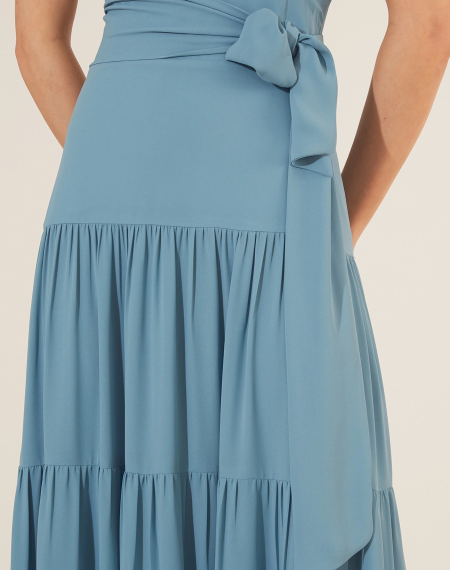 Vestido Longo Mônaco é confeccionado em crepe leve, oferecendo um caimento fluido e elegante. <br/>
Com zíper invisível nas costas para um acabamento impecável, o vestido também acompanha uma faixa na cintura, que realça a silhueta de maneira delicada. <br/>
A peça é perfeita para ocasiões especiais, trazendo um toque de sofisticação e charme.<br/>