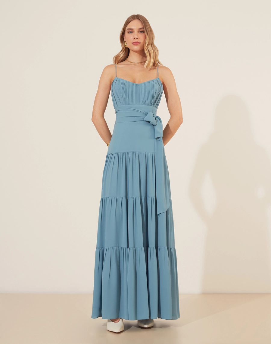 Vestido Longo Mônaco é confeccionado em crepe leve, oferecendo um caimento fluido e elegante. <br/>
Com zíper invisível nas costas para um acabamento impecável, o vestido também acompanha uma faixa na cintura, que realça a silhueta de maneira delicada. <br/>
A peça é perfeita para ocasiões especiais, trazendo um toque de sofisticação e charme.<br/>