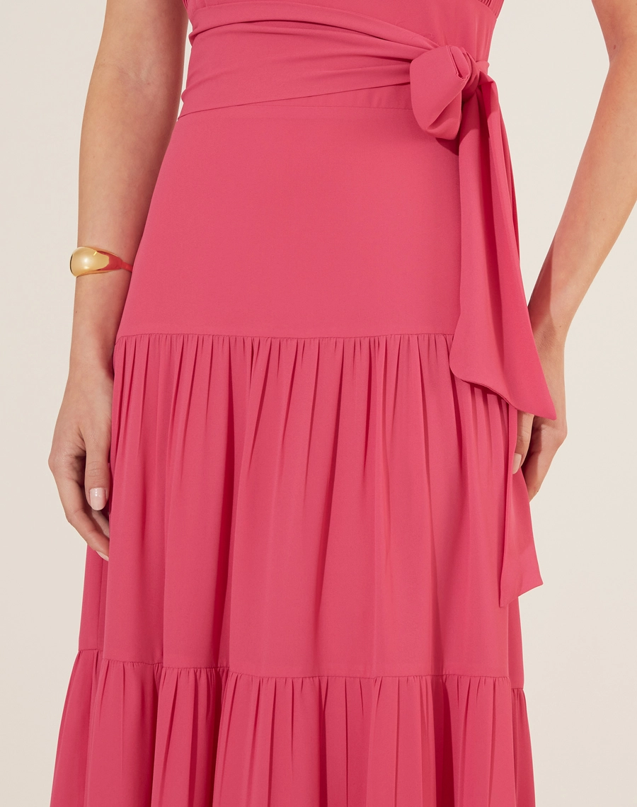 Vestido Longo Mônaco é confeccionado em crepe leve, oferecendo um caimento fluido e elegante. <br/>
Com zíper invisível nas costas para um acabamento impecável, o vestido também acompanha uma faixa na cintura, que realça a silhueta de maneira delicada. <br/>
A peça é perfeita para ocasiões especiais, trazendo um toque de sofisticação e charme.<br/>