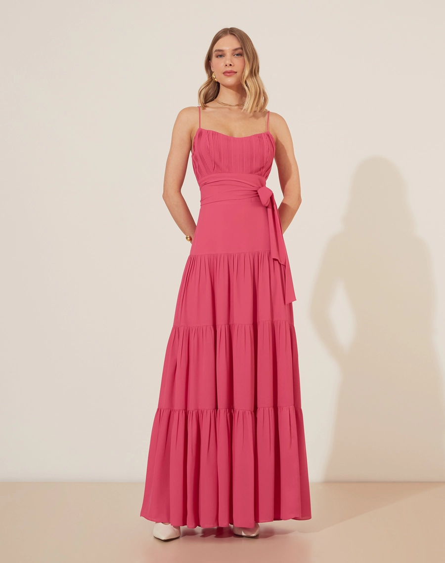 Vestido Longo Mônaco é confeccionado em crepe leve, oferecendo um caimento fluido e elegante. <br/>
Com zíper invisível nas costas para um acabamento impecável, o vestido também acompanha uma faixa na cintura, que realça a silhueta de maneira delicada. <br/>
A peça é perfeita para ocasiões especiais, trazendo um toque de sofisticação e charme.<br/>