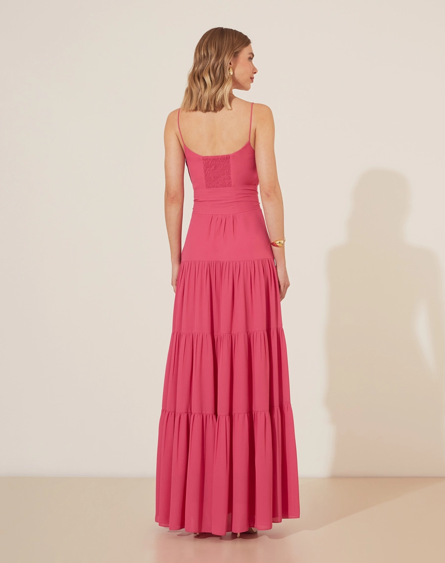 Vestido Longo Mônaco é confeccionado em crepe leve, oferecendo um caimento fluido e elegante. <br/>
Com zíper invisível nas costas para um acabamento impecável, o vestido também acompanha uma faixa na cintura, que realça a silhueta de maneira delicada. <br/>
A peça é perfeita para ocasiões especiais, trazendo um toque de sofisticação e charme.<br/>