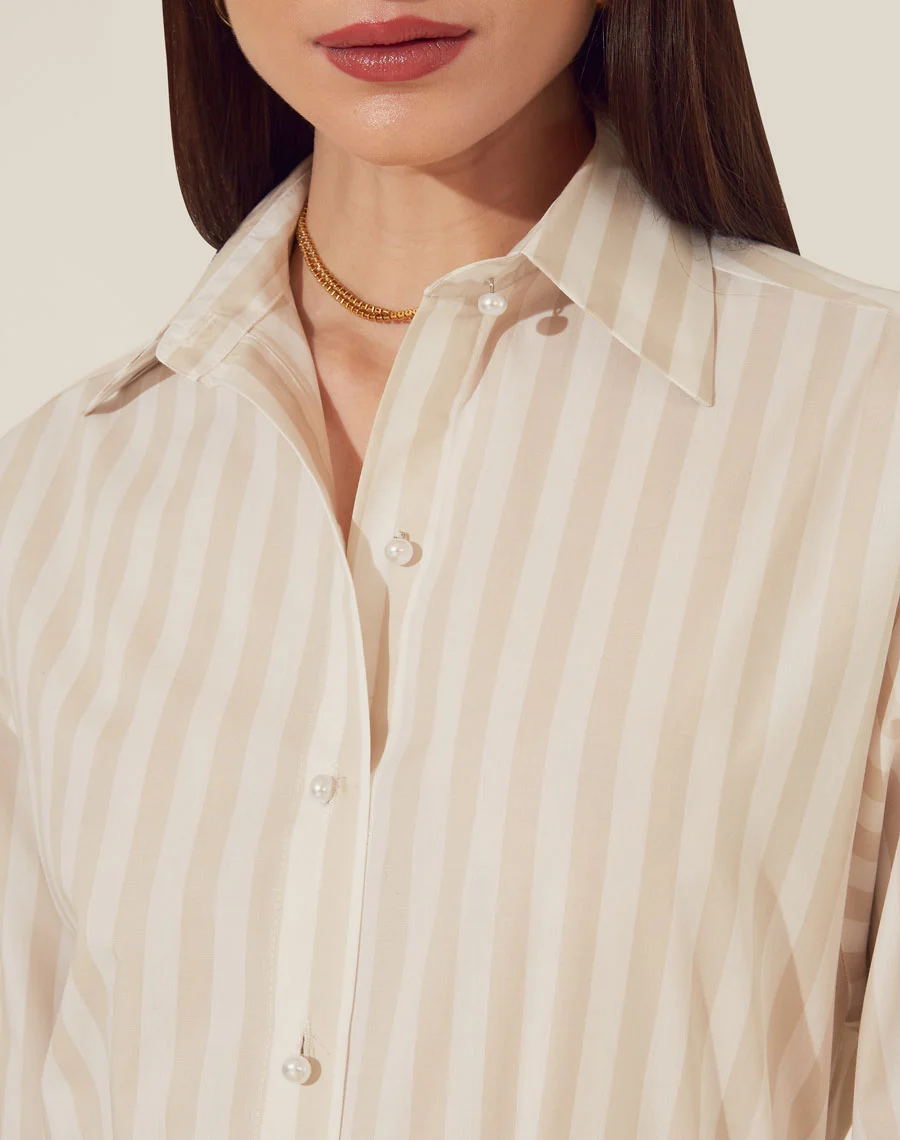 Camisa Blau Soleil:

Camisa Blau Soleil confeccionada em Cambraia Listrada Çlipp, essa camisa combina elegância e leveza. <br/>
Possui colarinho clássico, abotoamento frontal e mangas longas, perfeita para um look sofisticado e confortável. <br/>