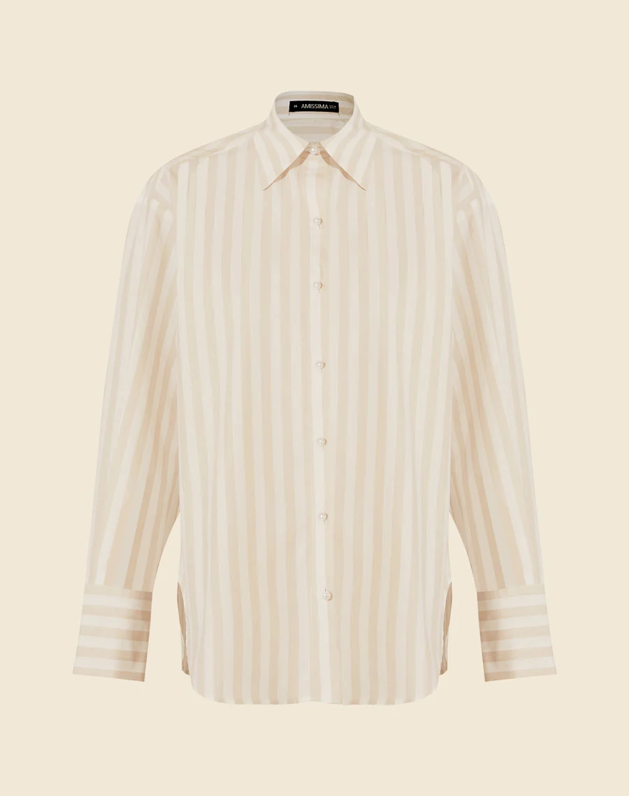 Camisa Blau Soleil:

Camisa Blau Soleil confeccionada em Cambraia Listrada Çlipp, essa camisa combina elegância e leveza. <br/>
Possui colarinho clássico, abotoamento frontal e mangas longas, perfeita para um look sofisticado e confortável. <br/>