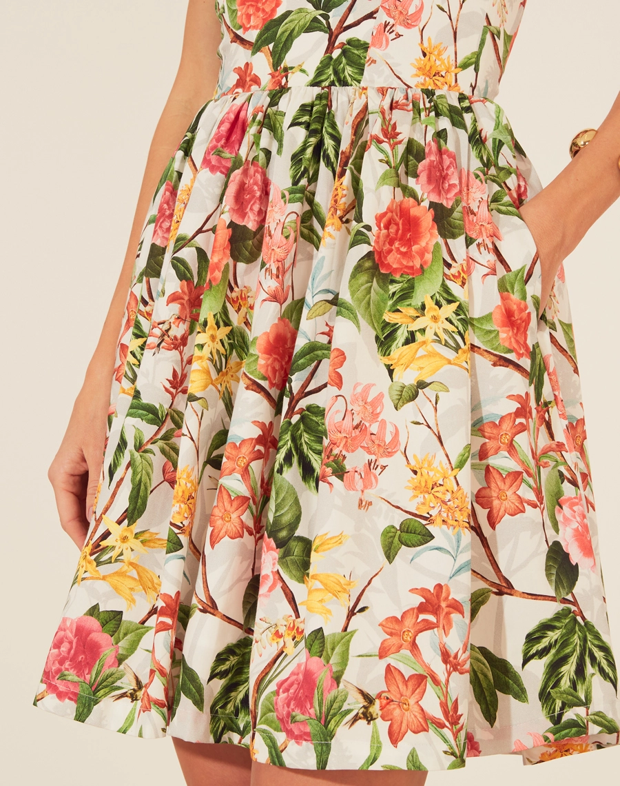 Vestido Curto La Ciotat é confeccionado em Ed Aled estampado, trazendo um ar alegre e fresco com sua padronagem floral vibrante. <br/>
Com alças largas e decote coração, a peça valoriza o busto de forma delicada. <br/>
A cintura marcada e a saia rodada adicionam um toque feminino, criando uma silhueta que destaca a leveza e o movimento. <br/>
Ideal para dias ensolarados, este vestido combina conforto e estilo de maneira única.<br/>