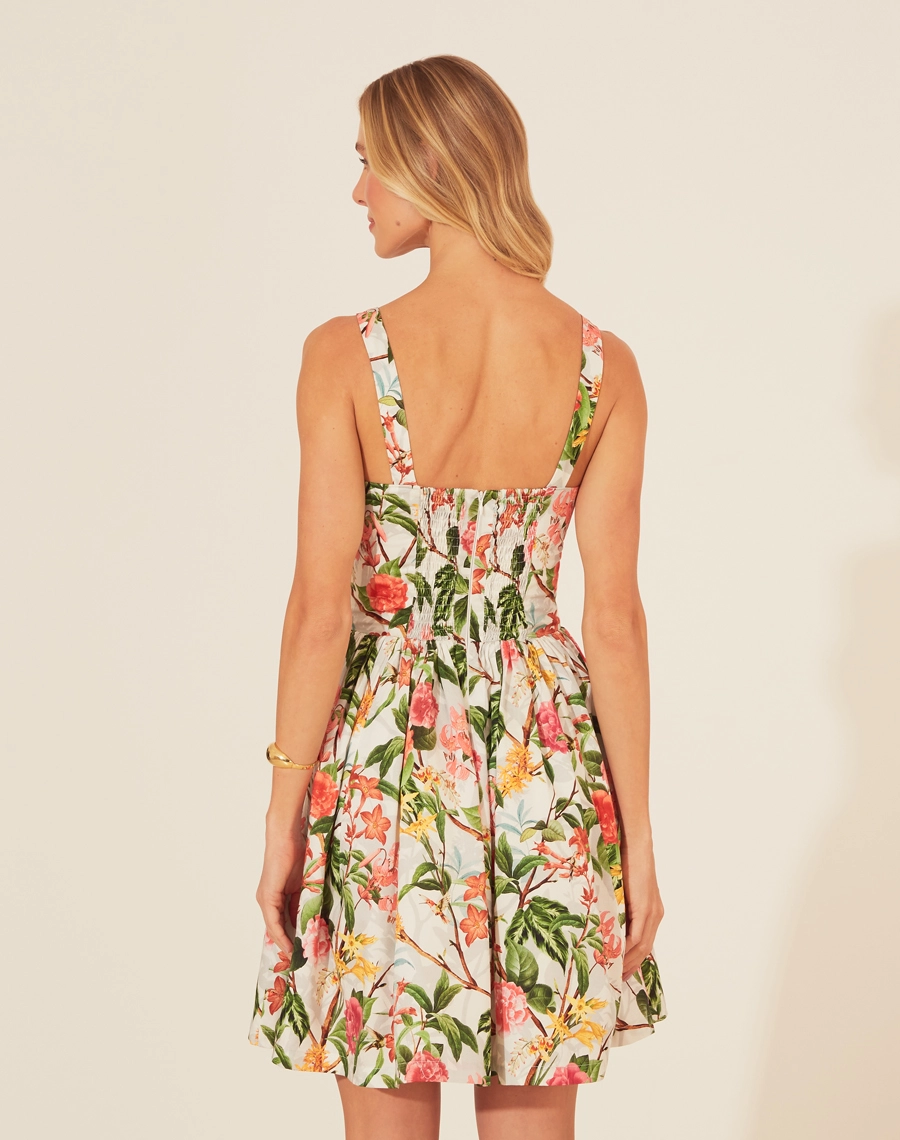 Vestido Curto La Ciotat é confeccionado em Ed Aled estampado, trazendo um ar alegre e fresco com sua padronagem floral vibrante. <br/>
Com alças largas e decote coração, a peça valoriza o busto de forma delicada. <br/>
A cintura marcada e a saia rodada adicionam um toque feminino, criando uma silhueta que destaca a leveza e o movimento. <br/>
Ideal para dias ensolarados, este vestido combina conforto e estilo de maneira única.<br/>