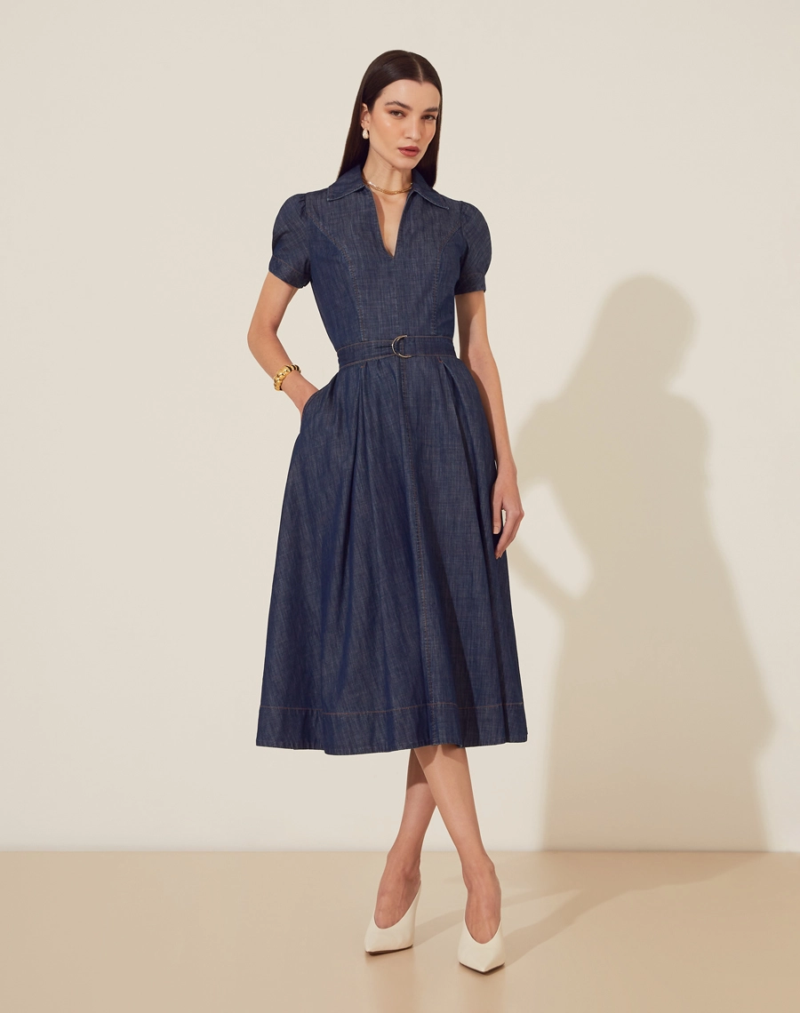 Vestido Midi Sault traz o clássico Jeans em uma versão moderna e feminina. <br/>
Com decote V e mangas bufantes, o modelo valoriza a silhueta com sua faixa ajustável na cintura.<br/>
A saia ampla oferece conforto e movimento, tornando-o uma escolha perfeita para looks versáteis e cheios de estilo.<br/>