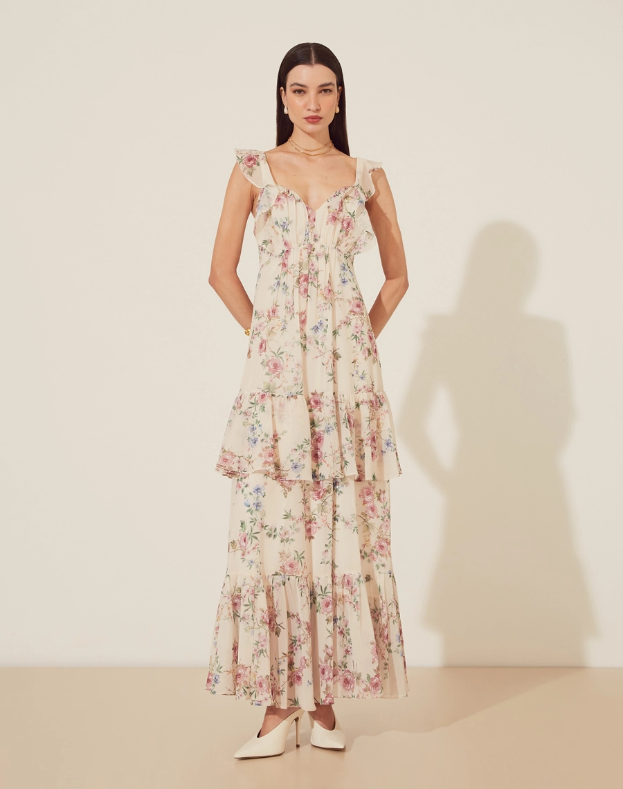 Vestido Longo Francoise é a personificação da leveza e sofisticação. Feito em chiffon estampado que traz uma delicada estampa floral. <br/>
O design apresenta detalhes românticos, como camadas fluídas, babados discretos e alças finas, que valorizam a feminilidade. <br/>
O caimento leve e o movimento suave da peça proporcionam uma sensação de frescor, ideal para eventos diurnos e ocasiões mais casuais. <br/>