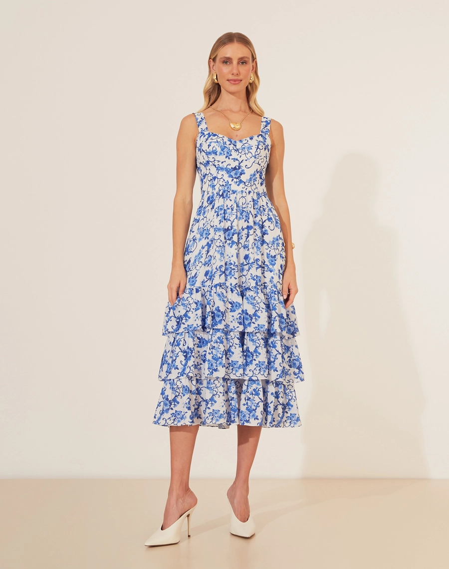 Vestido Midi Le Lautin é a escolha perfeita para quem busca um toque de sofisticação com delicadeza. <br/>
Confeccionado em crepinho leve, o vestido exibe uma estampa floral azul que remete à elegância da porcelana clássica. Com decote em coração, alças largas e detalhes de amarração no busto, ele destaca a feminilidade com charme. <br/>
A saia em camadas fluídas proporciona movimento e leveza, ideal para ocasiões que pedem um look refinado e confortável.<br/>