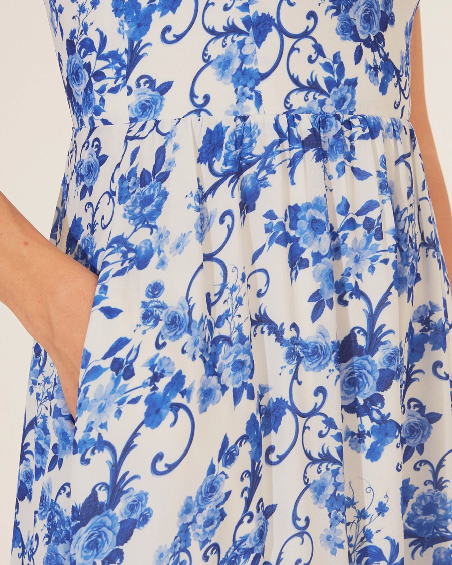 Vestido Midi Le Lautin é a escolha perfeita para quem busca um toque de sofisticação com delicadeza. <br/>
Confeccionado em crepinho leve, o vestido exibe uma estampa floral azul que remete à elegância da porcelana clássica. Com decote em coração, alças largas e detalhes de amarração no busto, ele destaca a feminilidade com charme. <br/>
A saia em camadas fluídas proporciona movimento e leveza, ideal para ocasiões que pedem um look refinado e confortável.<br/>