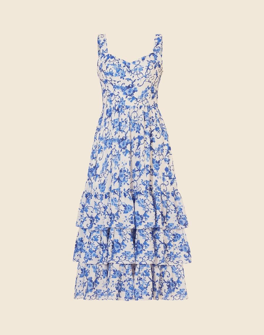 Vestido Midi Le Lautin é a escolha perfeita para quem busca um toque de sofisticação com delicadeza. <br/>
Confeccionado em crepinho leve, o vestido exibe uma estampa floral azul que remete à elegância da porcelana clássica. Com decote em coração, alças largas e detalhes de amarração no busto, ele destaca a feminilidade com charme. <br/>
A saia em camadas fluídas proporciona movimento e leveza, ideal para ocasiões que pedem um look refinado e confortável.<br/>