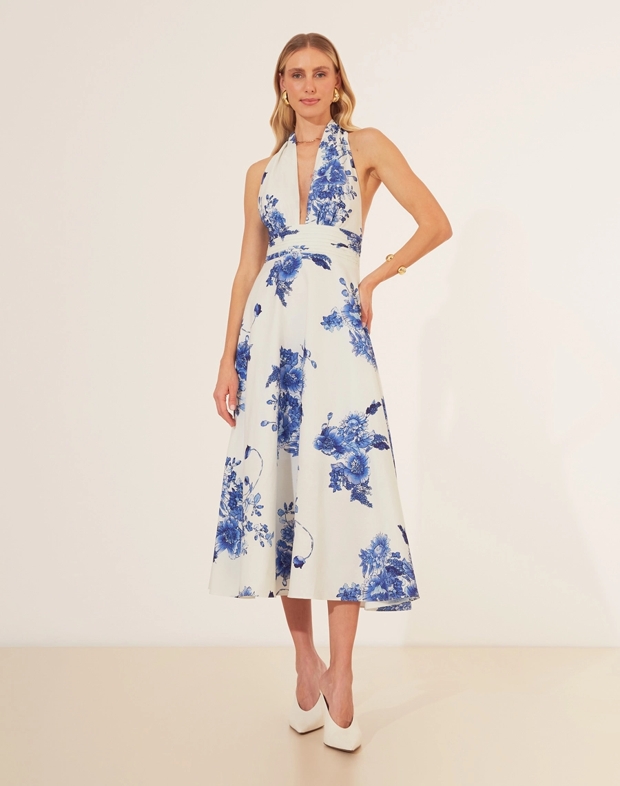 Vestido Midi Monaco em Tricoline Estampado 
com uma estampa floral estilo mediterrâneo é uma escolha encantadora para ocasiões especiais ou momentos casuais. <br/>
Confeccionado em tricoline, o tecido proporciona leveza e frescor, enquanto o decote frente única valoriza o busto e os ombros, criando uma silhueta atraente. <br/>
A estampa em tons de azul traz um toque sofisticado e atemporal, ideal para mulheres que buscam um visual moderno e marcante, sem abrir mão do conforto.<br/>