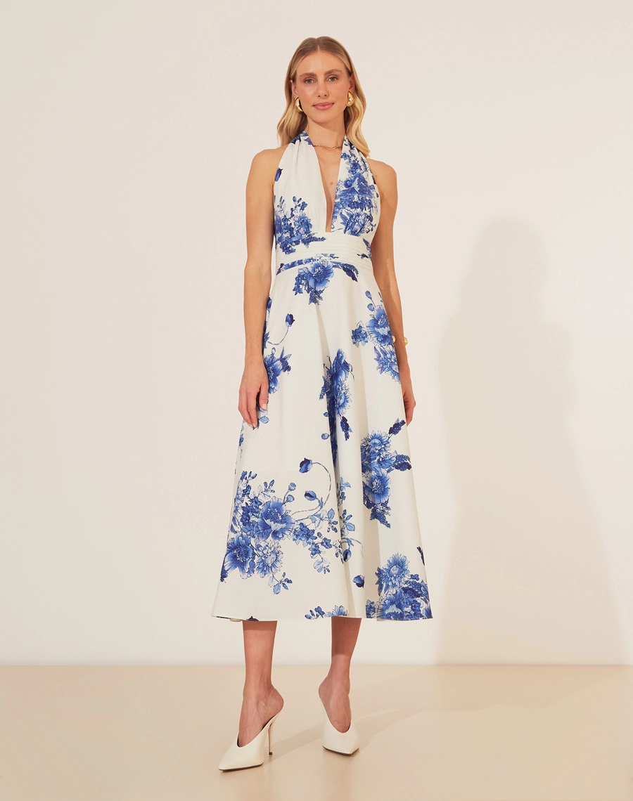 Vestido Midi Monaco em Tricoline Estampado 
com uma estampa floral estilo mediterrâneo é uma escolha encantadora para ocasiões especiais ou momentos casuais. <br/>
Confeccionado em tricoline, o tecido proporciona leveza e frescor, enquanto o decote frente única valoriza o busto e os ombros, criando uma silhueta atraente. <br/>
A estampa em tons de azul traz um toque sofisticado e atemporal, ideal para mulheres que buscam um visual moderno e marcante, sem abrir mão do conforto.<br/>