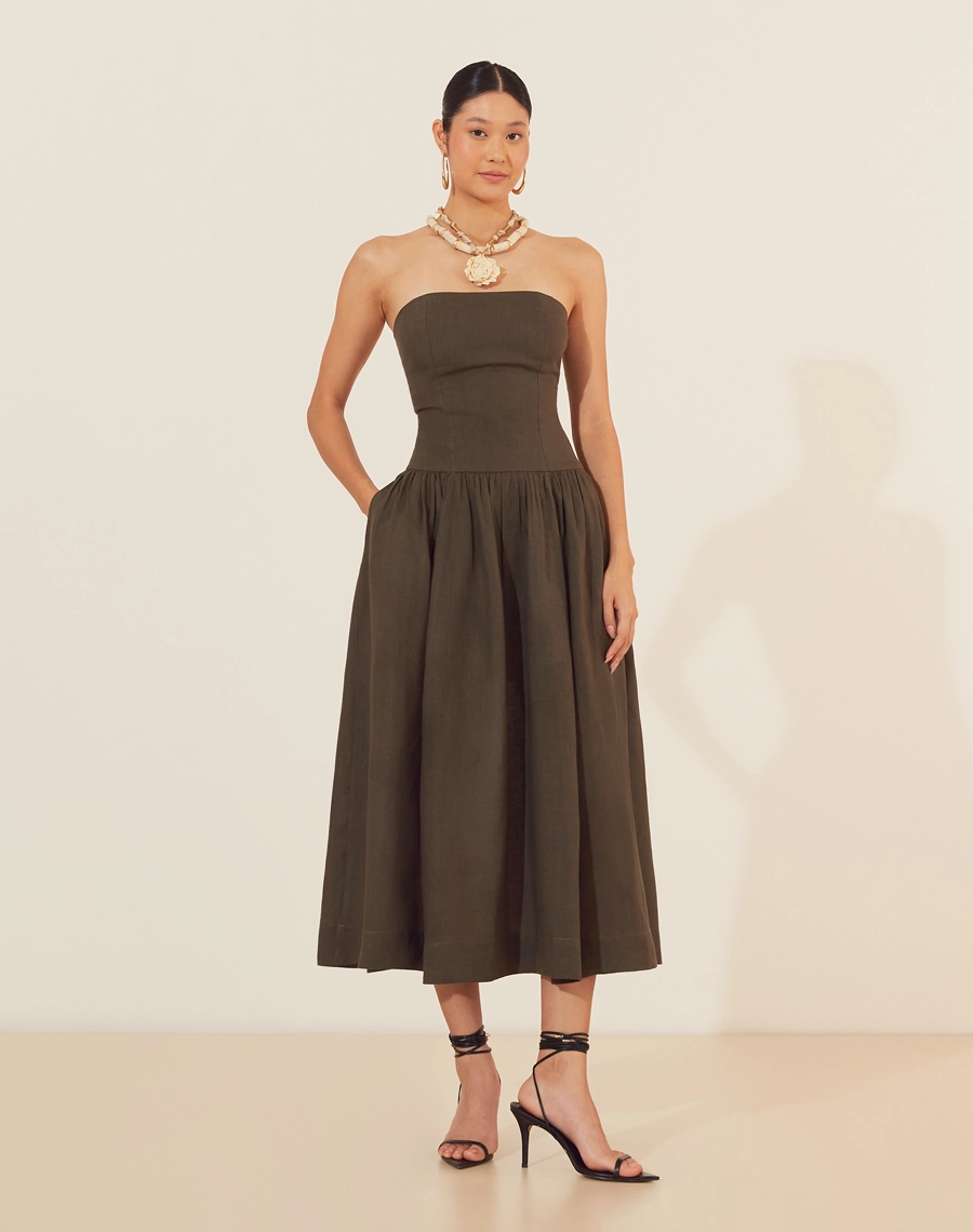 Vestido Midi Larchet é o equilíbrio perfeito entre sofisticação e leveza. Feito em cambraia de linho, oferece um caimento suave e natural, perfeito para os dias mais quentes.<br/>
O modelo tomara que caia destaca o colo de forma sutil e elegante, enquanto a saia midi traz um movimento fluido e delicado.<br/> 
Ideal para mulheres que buscam um look minimalista e atemporal, sem abrir mão do conforto e do estilo. <br/>