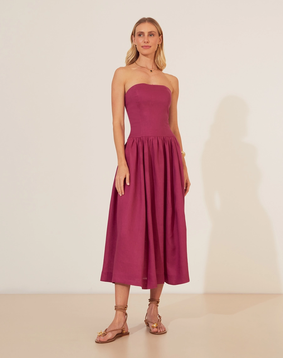 Vestido Midi Larchet é o equilíbrio perfeito entre sofisticação e leveza. Feito em cambraia de linho, oferece um caimento suave e natural, perfeito para os dias mais quentes.<br/>
O modelo tomara que caia destaca o colo de forma sutil e elegante, enquanto a saia midi traz um movimento fluido e delicado.<br/> 
Ideal para mulheres que buscam um look minimalista e atemporal, sem abrir mão do conforto e do estilo. <br/>