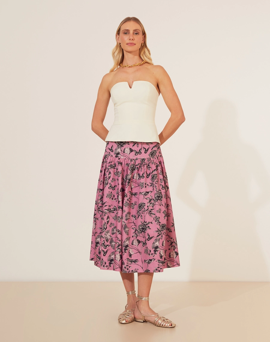 Saia Midi Olga é a combinação perfeita de estilo e conforto. Confeccionada em ED Aled Estampado, ela traz um design moderno com estampa floral e detalhes botânicos delicados, proporcionando um visual elegante e atemporal. <br/>
O comprimento midi valoriza a silhueta e o zíper traseiro garante um ajuste impecável. Ideal para composições que vão do casual ao sofisticado, essa peça é versátil e pode ser usada em diferentes ocasiões, seja no trabalho ou em momentos de lazer.<br/>