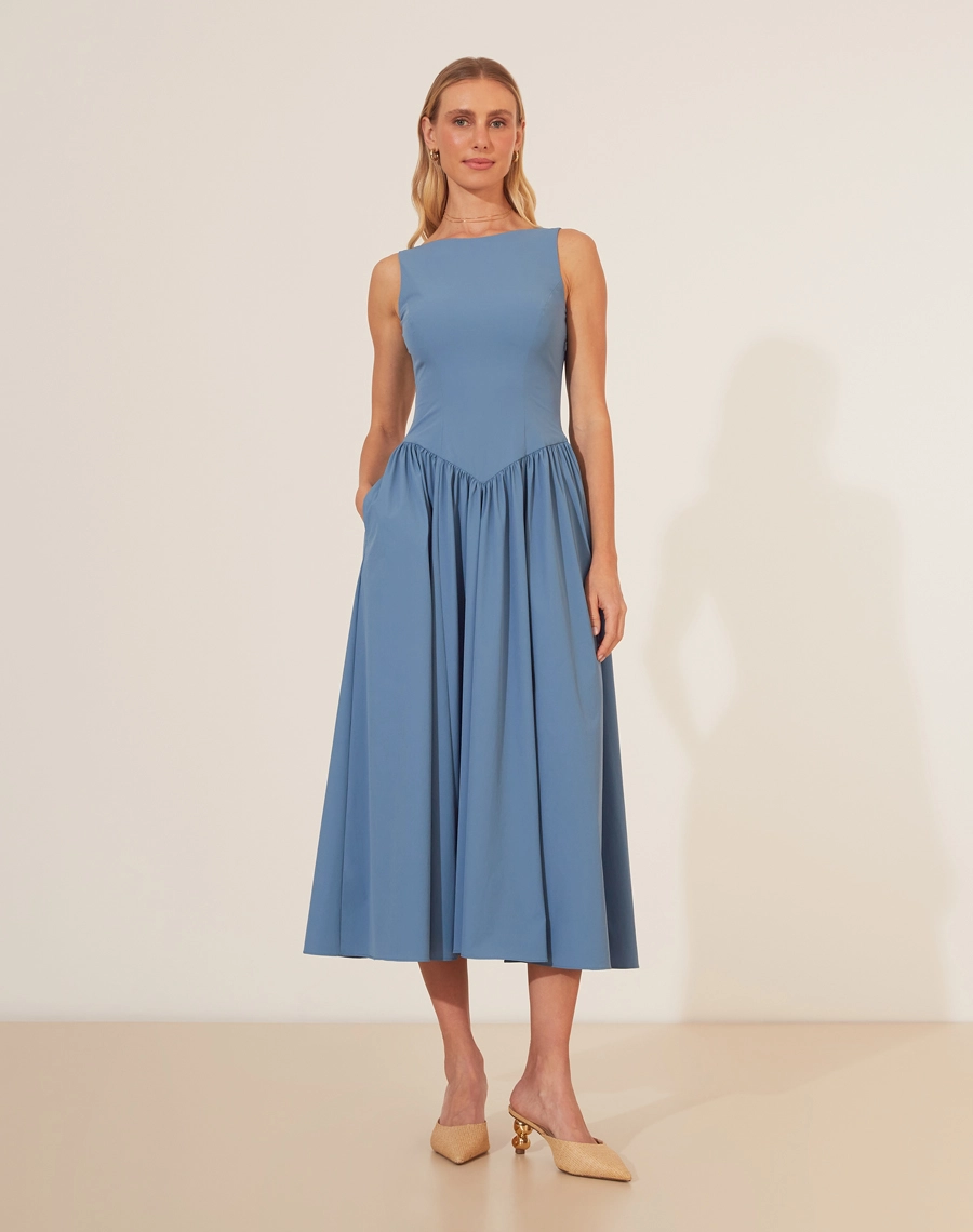 Vestido Midi Valvert é perfeito para quem busca sofisticação e conforto.<br/>
Confeccionado em malha memory, o vestido modela o corpo de forma suave, proporcionando elegância e praticidade. <br/>
Com um decote clássico e corte acinturado, a peça destaca a silhueta feminina, enquanto a saia midi fluida adiciona um toque de leveza ao visual.<br/>
Seu fechamento é por zíper invisivel lateral.