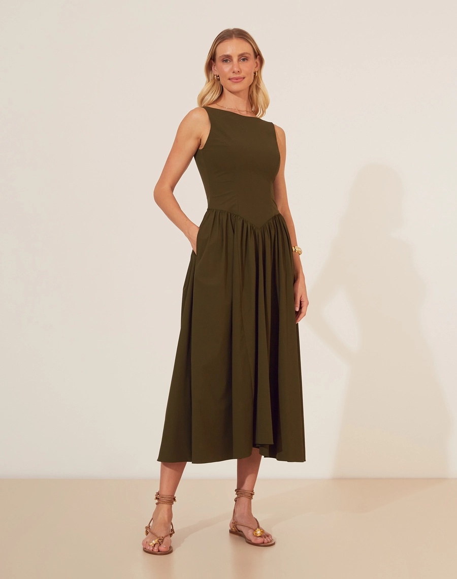 Vestido Midi Valvert é perfeito para quem busca sofisticação e conforto.<br/>
Confeccionado em malha memory, o vestido modela o corpo de forma suave, proporcionando elegância e praticidade. <br/>
Com um decote clássico e corte acinturado, a peça destaca a silhueta feminina, enquanto a saia midi fluida adiciona um toque de leveza ao visual.<br/>
Seu fechamento é por zíper invisivel lateral.