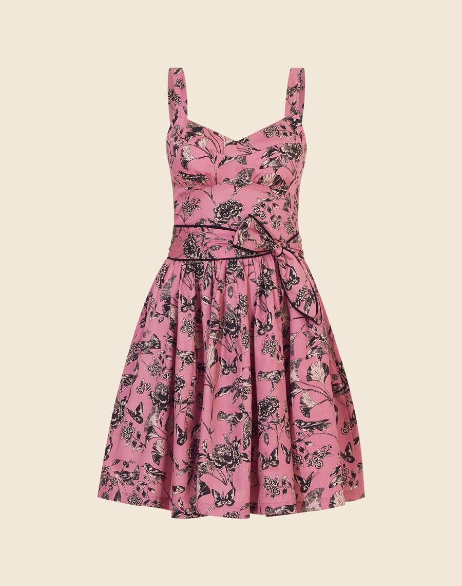 Vestido Curto Olga, confeccionado em algodão estampado com toque macio, trazendo leveza e conforto ao visual.<br/>
Com alças largas e detalhe de lastex nas costas, garante um ajuste perfeito e valoriza a silhueta de forma delicada. <br/>
Ideal para quem busca um look romântico e versátil, perfeito para dias de lazer ou ocasiões descontraídas. <br/>