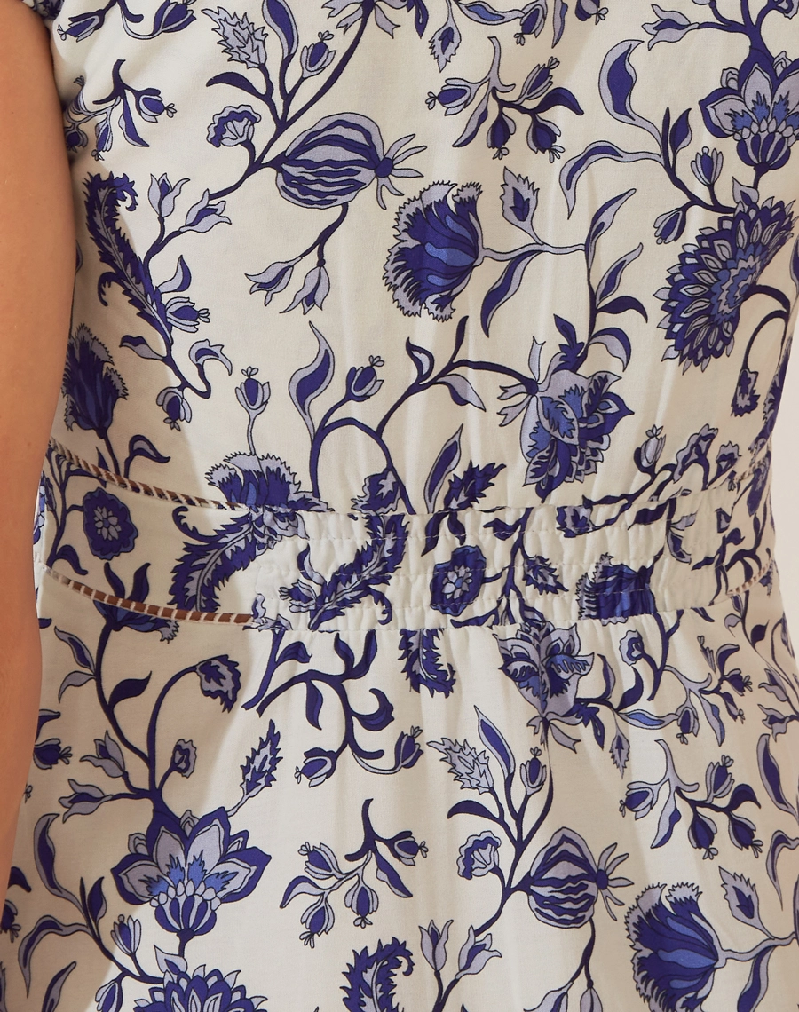 Vestido Midi Belinda confeccionado em tricoline estampado, com babados na manga e decote em V com abotoaduras, que trazem feminilidade e delicadeza para a peça. A cintura é realçada por uma faixa que possui lástex nas costas, proporcionando conforto e mantendo a elegância da peça.  <br/>
Possui modelagem evasê e fechamento com botões na frente. <br/>