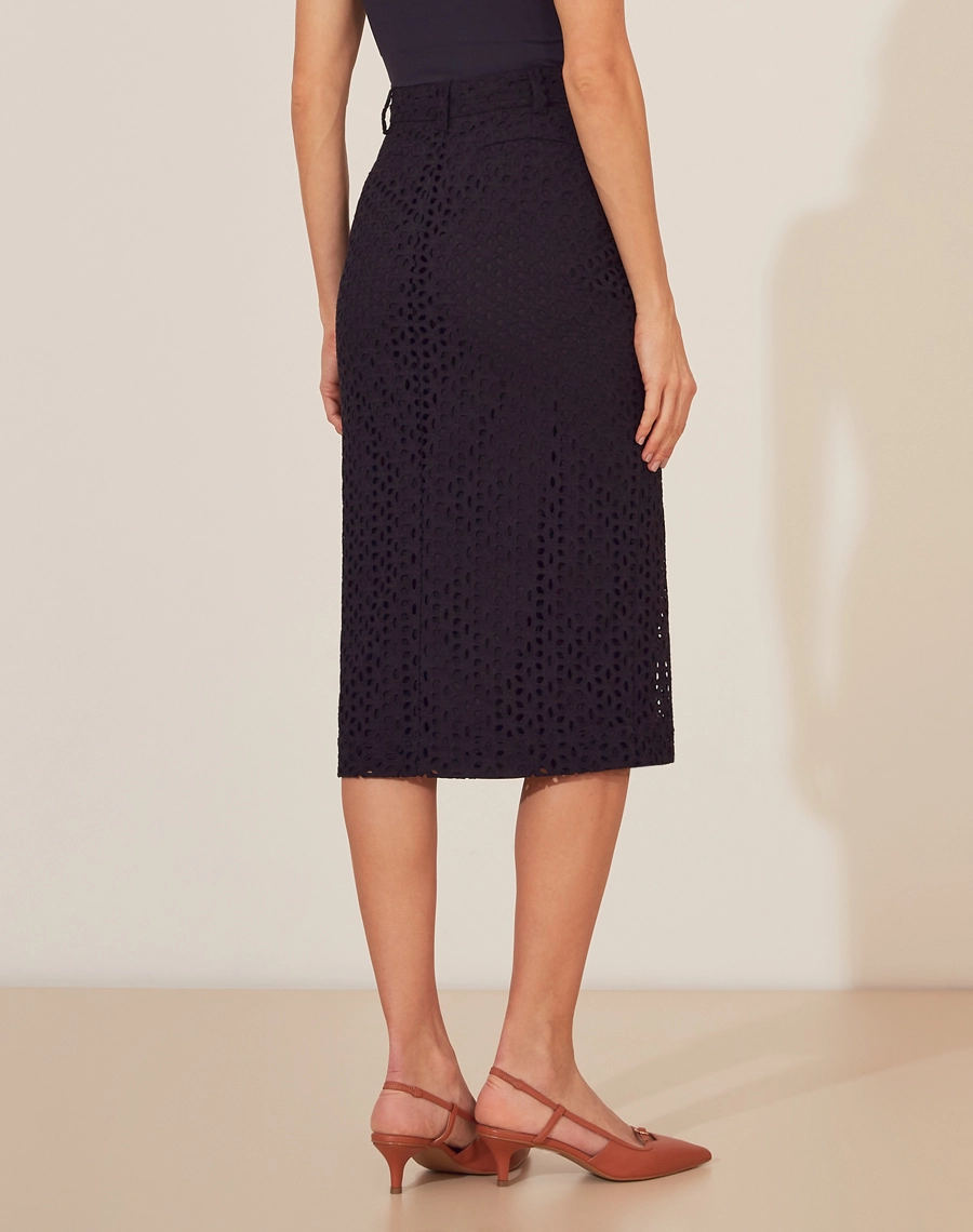 Saia Midi Tahiti confeccionada em laise, um tecido leve e essencial para o verão. <br/>
Ideal para compor looks em ocasiões como reuniões diurnas ou jantares ao pôr do sol.  <br/>
