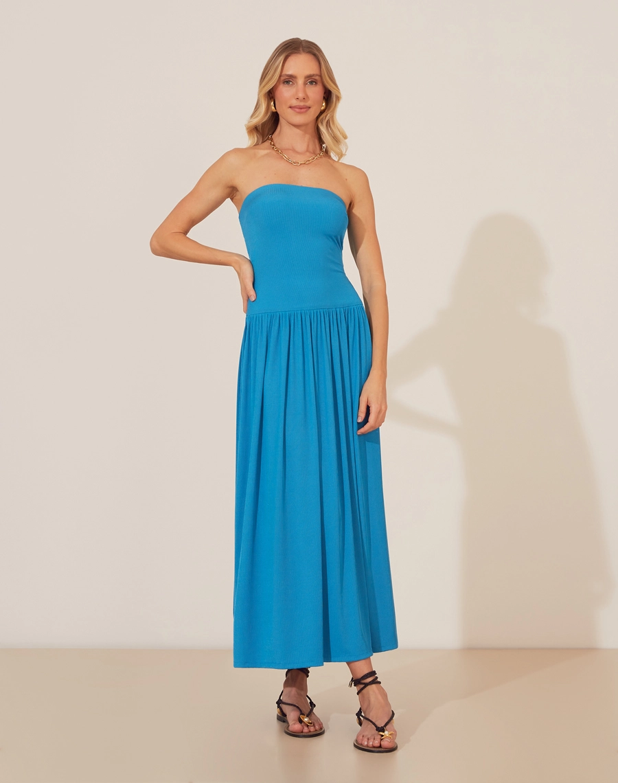 Vestido Midi Fontvieille é confeccionado em malha rib, um tecido mais estruturado e versátil.
Com decote reto e tomara que caia, por não possuir zíper a parte de cima é mais ajustada ao corpo, o que valoriza a silhueta feminina e traz jovialidade. <br/>
Sua saia possui modelagem godê, um clássico atemporal que adiciona um toque romântico ao modelo. Pode ser utilizado em momentos casuais como almoço ao ar livre ou  coquetéis diurnos. <br/>