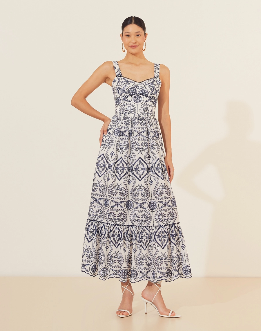 Vestido Midi Bianca é confeccionado em laise bordada, um tecido delicado e cheio de charme. Ideal para brunchs e encontros românticos. <br/>