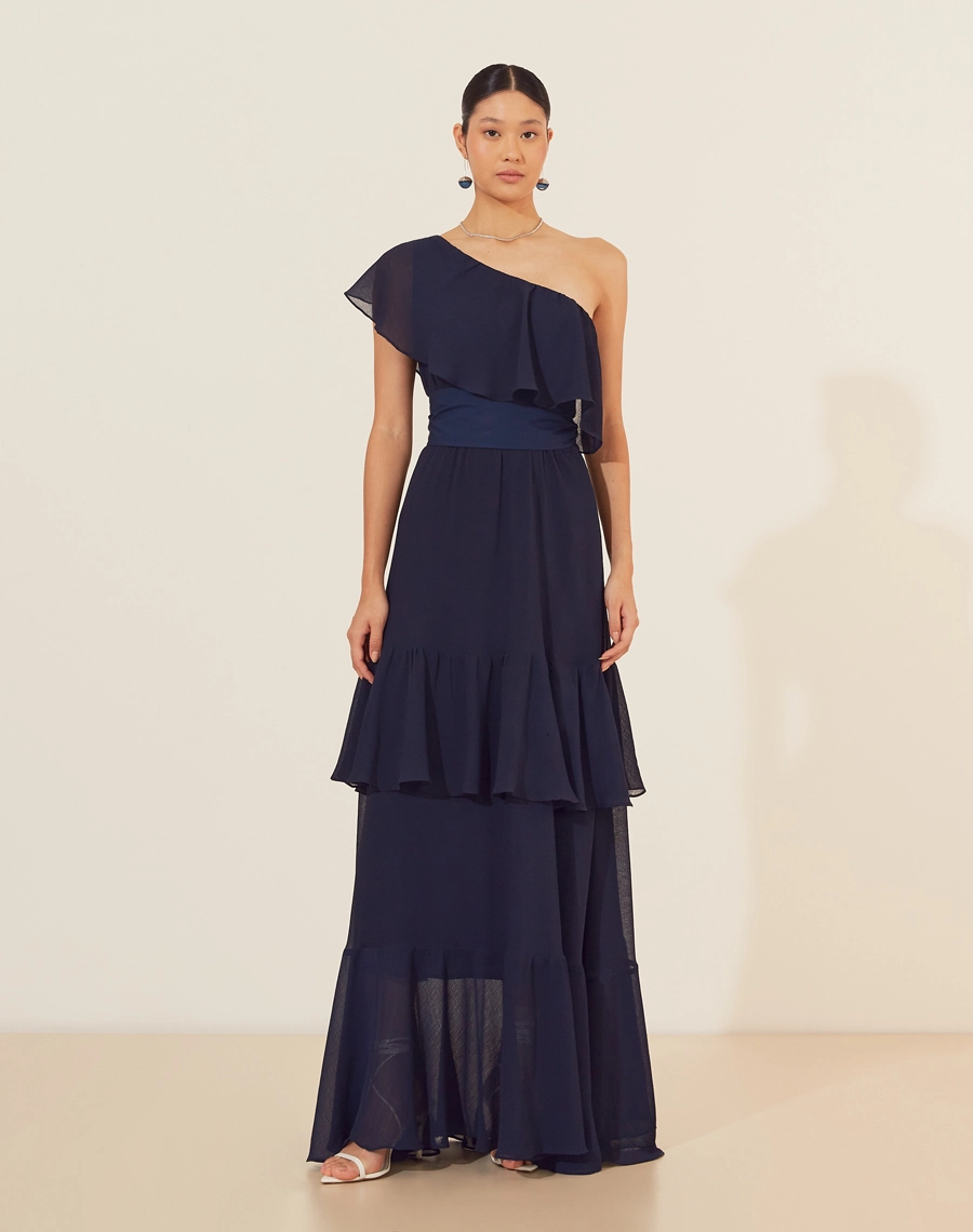 Vestido Longo Anny confeccionado em chiffon youro, um tecido levemente texturizado com caimento fluido. Look indispensável em eventos que transitam entre o dia e a noite.