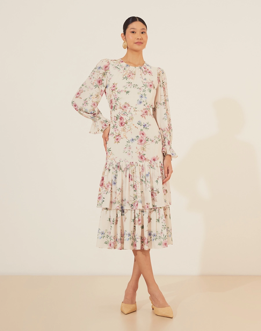 Vestido Midi Isadora é confeccionado em crepinho estampado, um tecido leve e fluido, ideal para dias quentes. O look é indispensável em celebrações formais ou brunchs. 