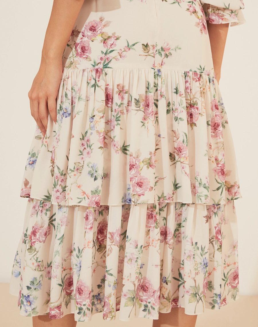 Vestido Midi Isadora é confeccionado em crepinho estampado, um tecido leve e fluido, ideal para dias quentes. O look é indispensável em celebrações formais ou brunchs. 