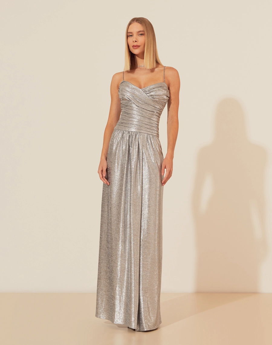 O Vestido Longo Zafira é confeccionado em malha foil, um tecido que apresenta conforto e elasticidade da malha, com o brilho e sofisticação do efeito metálico. Ideal para celebrações e eventos noturnos, ele garante sofisticação e estilo. 