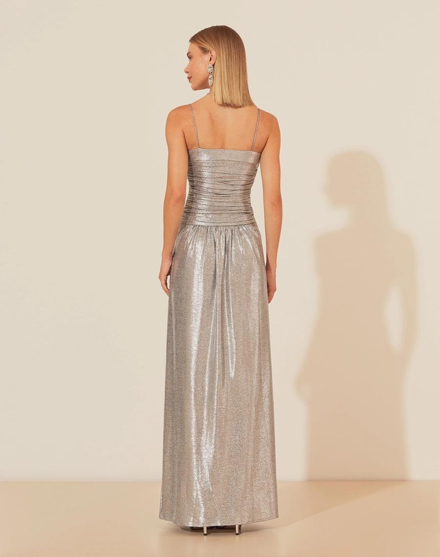 O Vestido Longo Zafira é confeccionado em malha foil, um tecido que apresenta conforto e elasticidade da malha, com o brilho e sofisticação do efeito metálico. Ideal para celebrações e eventos noturnos, ele garante sofisticação e estilo. 